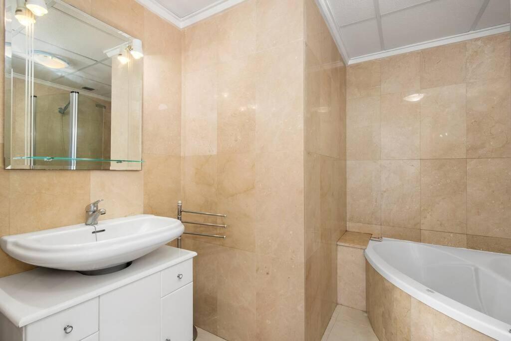 A Beautiful 2 Bedroom Townhouse - Las Cerezas 克萨达城 外观 照片